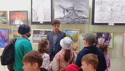 Сахалинский художник представил александровцам свои работы