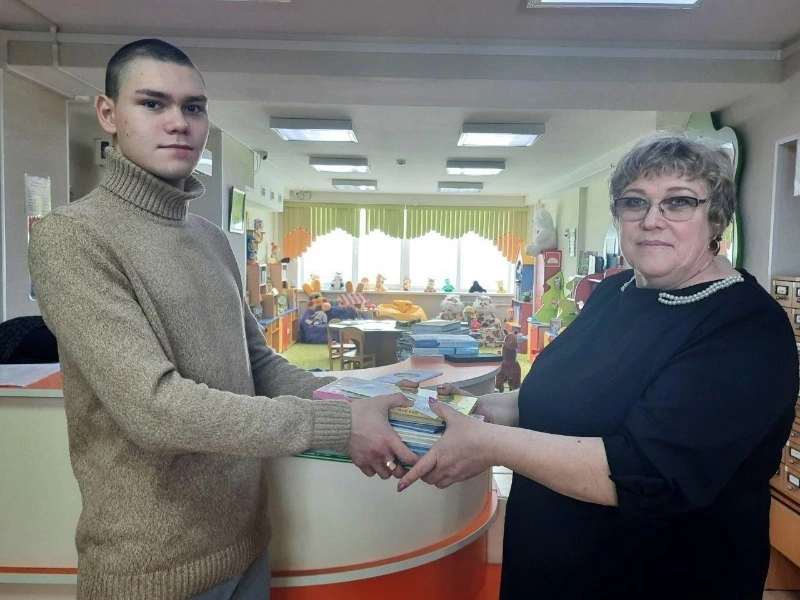«Единая Россия» и отделение Молодой Гвардии приняли участие в акции «Дарите книги с любовью»