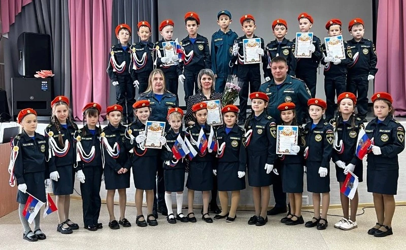 Ученики предкадетского класса МБОУ СОШ № 6 поздравили сотрудников МЧС с Днем спасателя