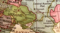 Корейский дипломат подарил сахалинцам глобус, где Крым — это Украина