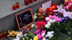 Жители Александровска-Сахалинского несут цветы к обелиску павшим воинам в память о жертвах теракта