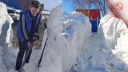 Волонтёры расчистили снег на участке родственников участника СВО