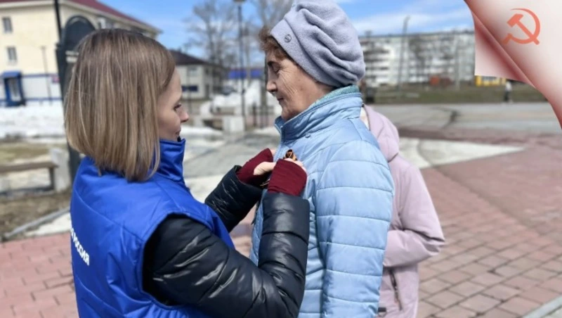 Связь поколений. Волонтёры раздали горожанам Георгиевские ленточки
