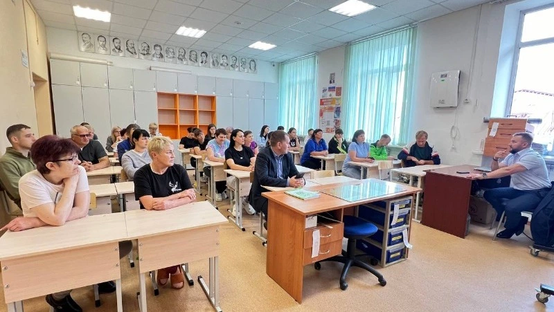 Мэр обсудил планы по ремонту социальных объектов района