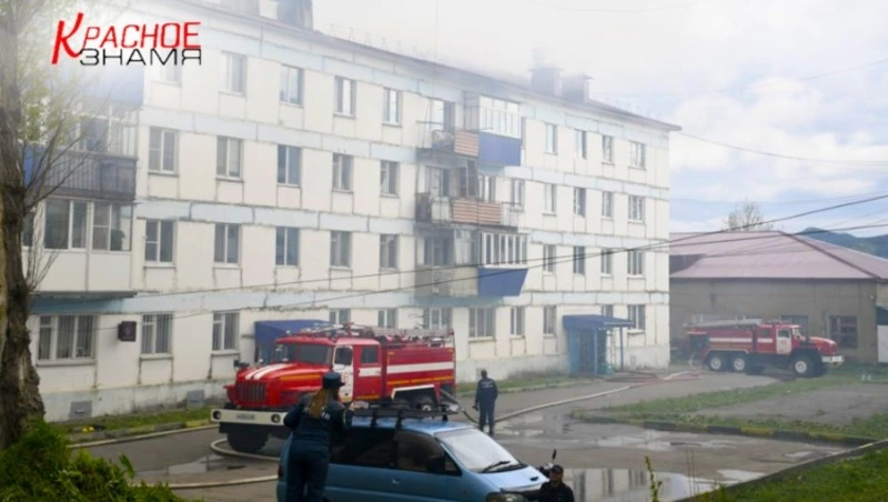 В многоквартирном доме в Александровске-Сахалинском приступили к разбору обгоревшей крыши 