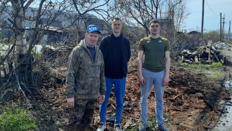 «Молодая Гвардия Единой России» привели в порядок дворовую территорию