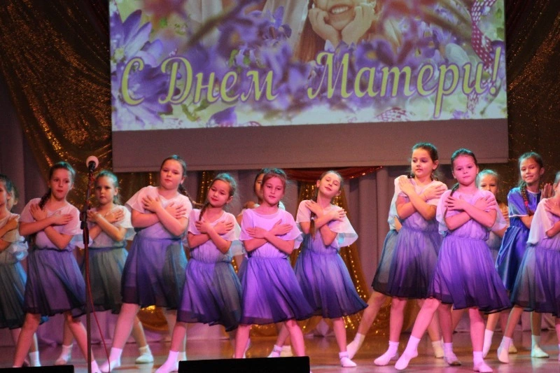 Для милых мам звучали поздравленья