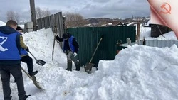 Волонтёры расчистили снег во дворе семьи участника СВО