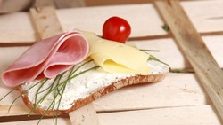 Вкусный и сытный завтрак за 15 минут: рулет из лаваша с мясом