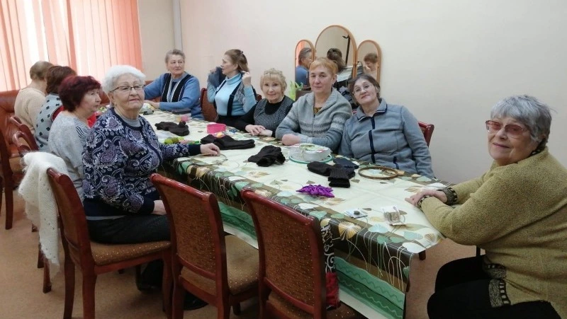 Жители Александровск-Сахалинского связали теплые вещи для бойцов СВО
