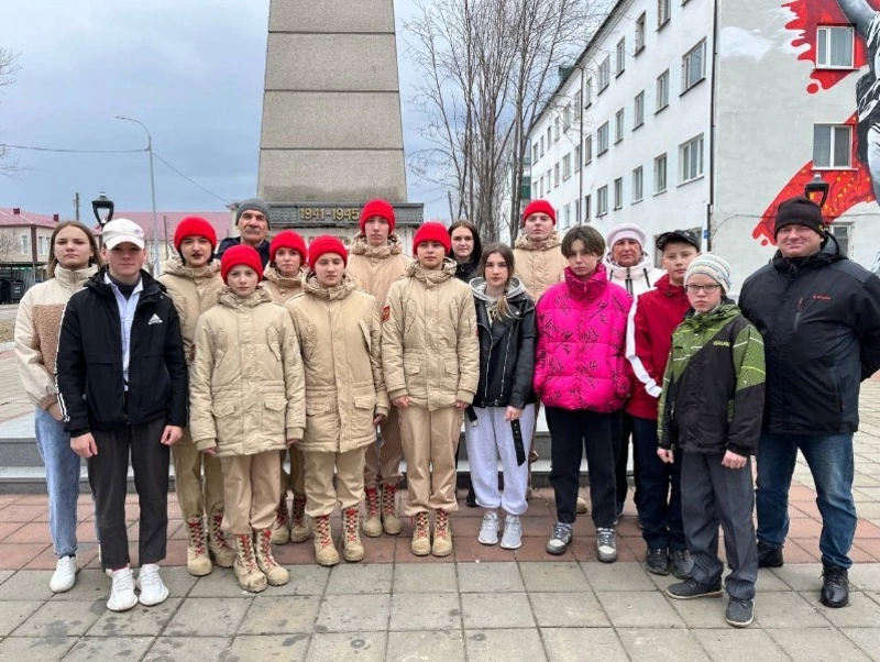 В преддверии праздников школьники облагородили территорию вокруг обелиска