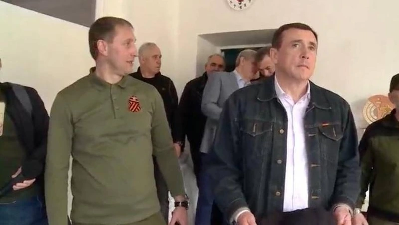 Валерий Лимаренко вручил награды сахалинским бойцам в ДНР
