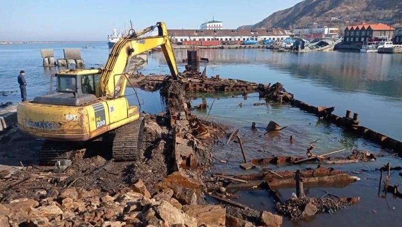 В Сахалинской области приступили к поднятию затонувших судов со дна моря