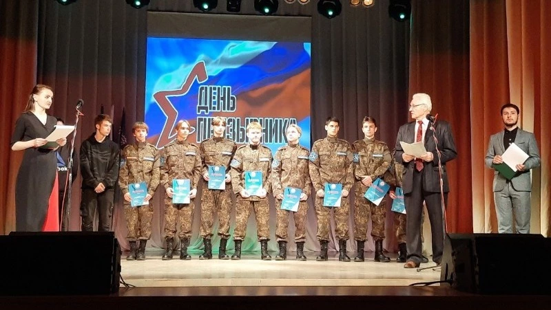 Здравствуй, небо в облаках! Здравствуй, юность в сапогах…