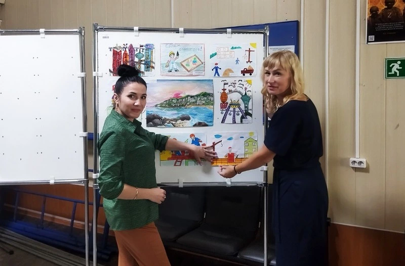 Выставка детских рисунков организована в здании администрации района