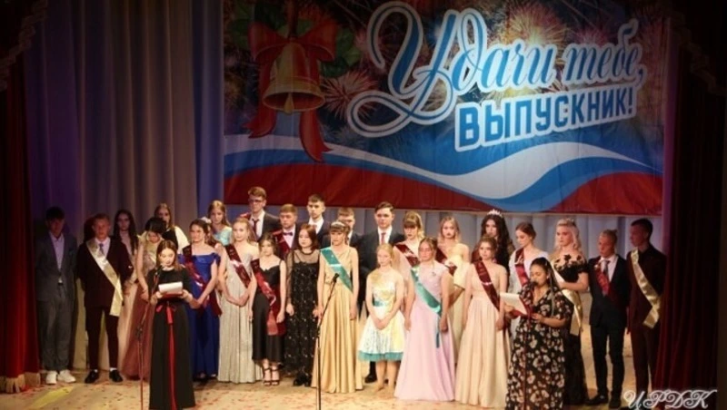У александровских школьников прошел выпускной бал