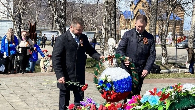 Представители «Единой России» возложили цветы к обелиску павшим воинам