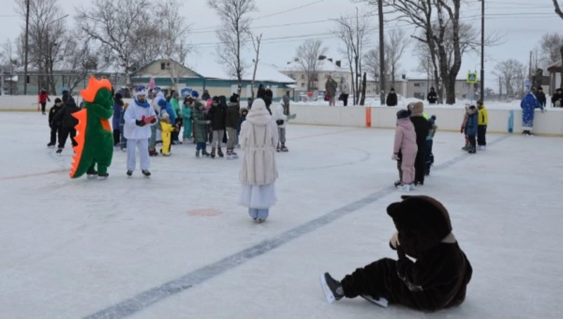 Городской каток ждет посетителей