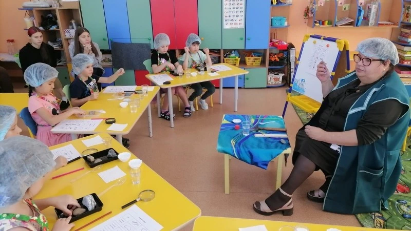 Нынче праздник у детсада, вас поздравить очень рады!