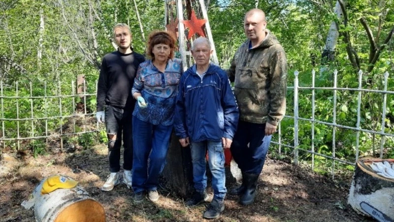 Дерево, угрожающее памятнику на братской могиле погибших шахтеров, ликвидировано