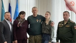 Земляк удостоен высоких наград: мэр и военком вручили боевые медали участнику СВО