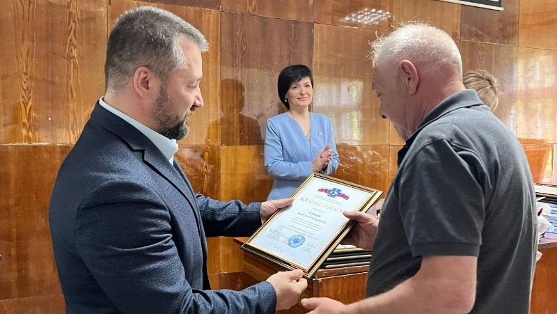 В преддверии Дня медицинского работника глава района поздравил сотрудников медицинской службы