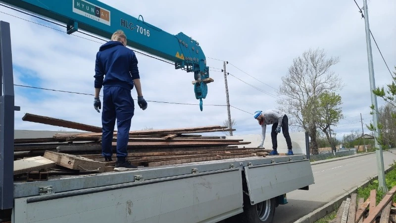 Семье из Александровска-Сахалинского привезли дрова