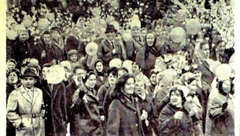 По земле идет Первомай