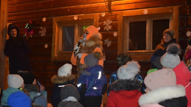 Елочка нарядная радует ребят