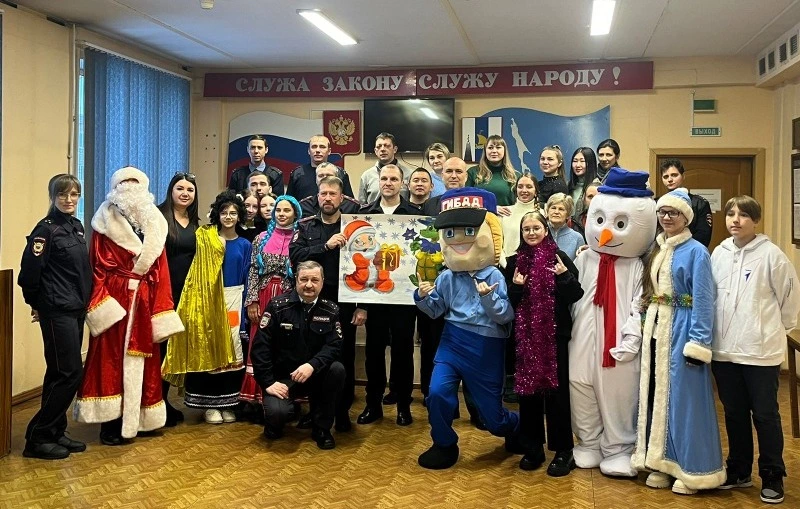 Учащиеся СОШ № 2 поздравили сотрудников ОМВД с приближающимися праздниками