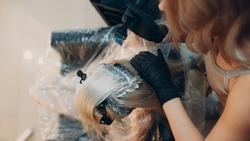 Лунный календарь окрашивания волос на август 2024 года: благоприятные и неблагоприятные дни
