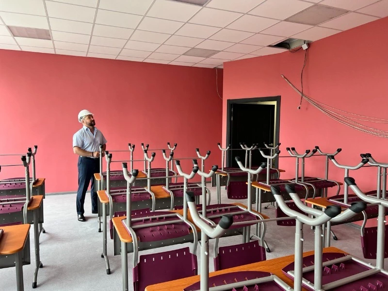 Мэр городского округа Владлен Антонюк посетил СОШ №2 им. Героя Советского Союза Леонида Смирных