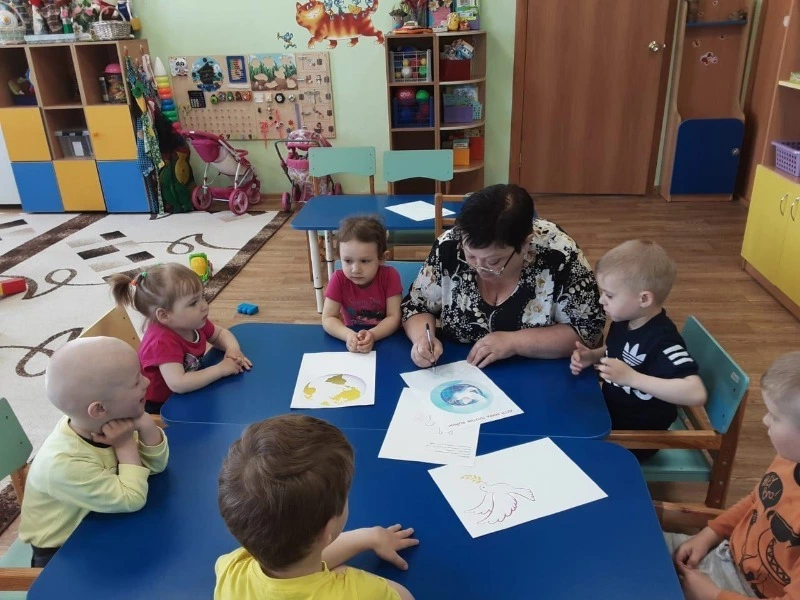 Воспитанники детского сада «Улыбка» написали письма участникам СВО