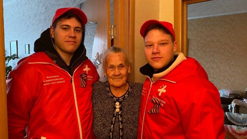 Волонтеры-медики поздравили с Днем Победы участников трудового фронта