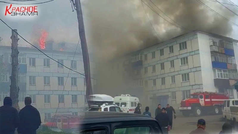 В Александровске-Сахалинском произошло возгорание на крыше многоквартирного дома