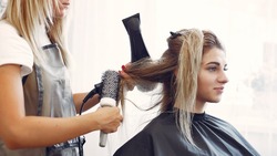 Лунный календарь стрижек на апрель 2025 года: в эти даты ваши волосы точно станут лучше