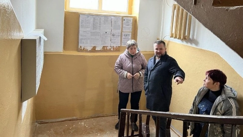 Работы по ремонту подъездов и входных групп ведутся в Александровске-Сахалинском