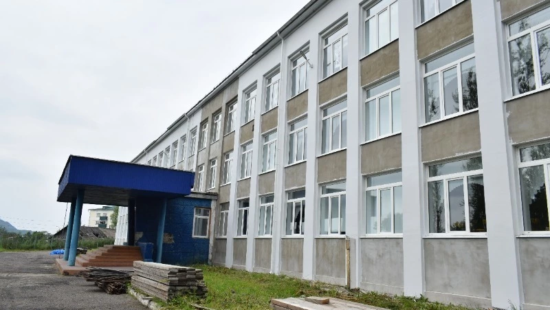 В Александровске-Сахалинском продолжается ремонт фасада школы № 2