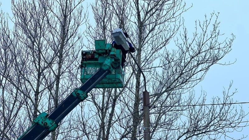 Работы по замене уличного освещения возобновились в Александровске-Сахалинском