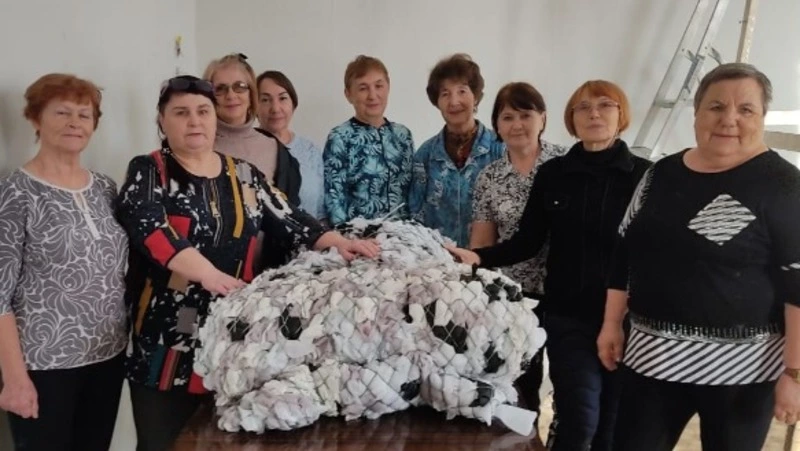 Добровольцы и волонтеры плетут камуфляжные сети 