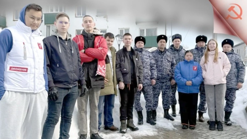 Снежный десант «Движения Первых»: студенты и росгвардейцы привели в порядок сквер имени М.Е.Волкова