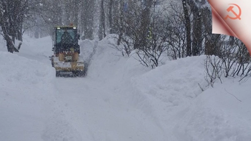 Александровск-Сахалинский продолжает борьбу со снежными заносами