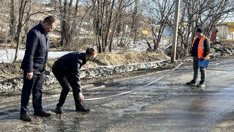 В Александровске-Сахалинском проверили асфальтобетонное покрытие
