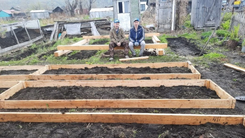 Семье мобилизованного помогли обустроить грядки