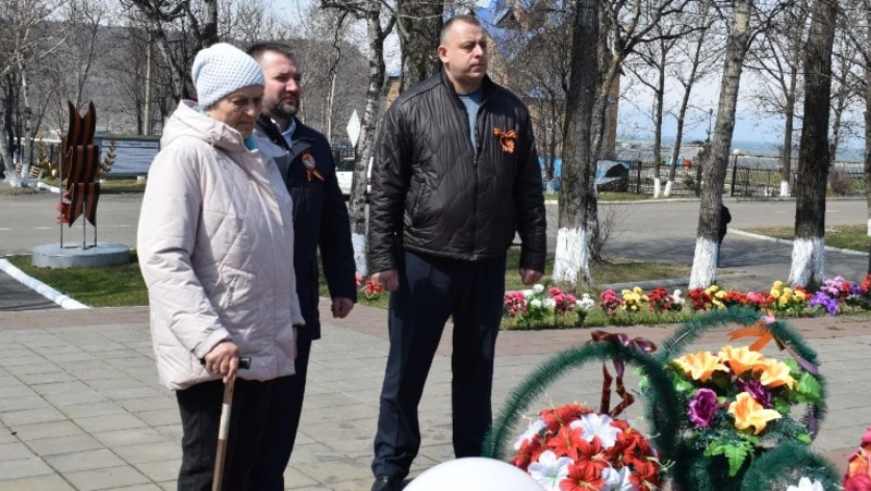 Жители Александровска-Сахалинского несут цветы к обелиску